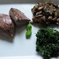 Steaks de cerf, poêlée de champignons et épinards