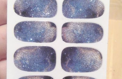 Nail Art Galaxy avec les stickers Née Jolie - la tête pas si proche des étoiles...