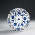 Plat bleu et blanc aux pivoines et palmettes, Iznik, vers 1575      