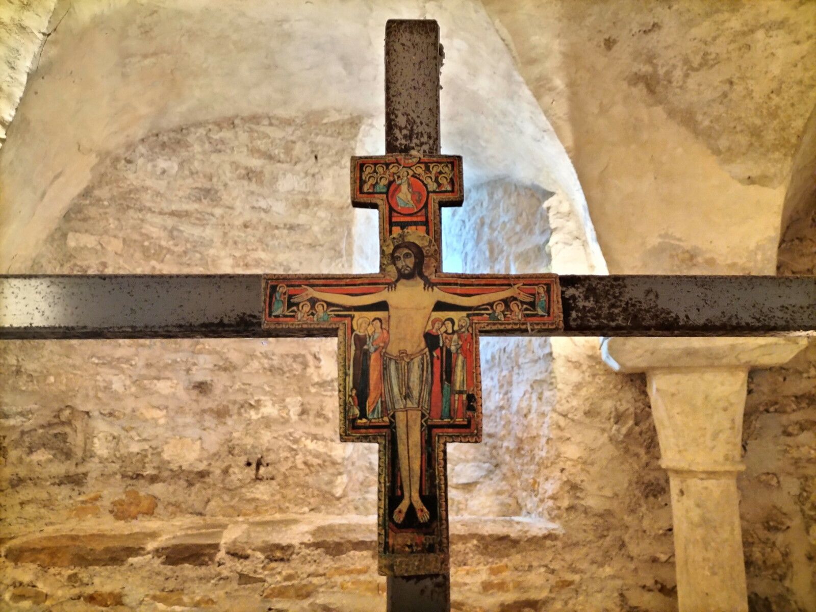 Saint-Parize-le-Châtel, église Saint-Patrice, crypte romane, la croix.  (58)