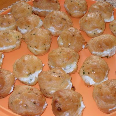 Gougères à la ciboulette garnies de tzatziki maison