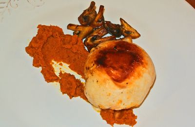 Ballotine de poulet à l'italienne, purée de carottes, champignons au thym et sauce parmesan