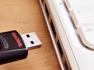 A l'invite, débrancher la clé d'installation, puis cliquer sur "ENTER" pour redémarrer le PC.