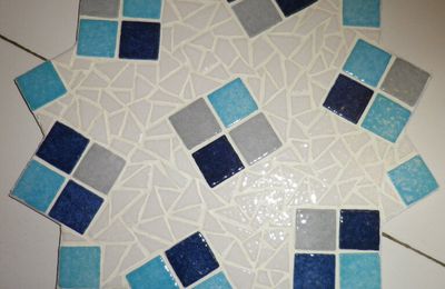 3ème mosaique : variante de l'étoile en bleu et gris