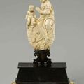 Vierge à l'Enfant en ivoire sculpté en faible épaisseur. Allemagne du sud, XVIIème siècle