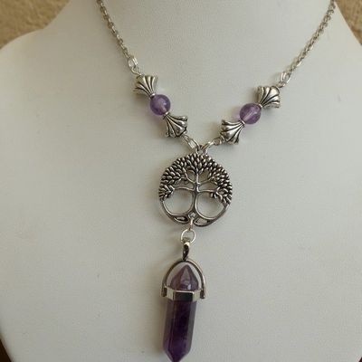 Les colliers au pendule en pierre fine