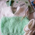 Une robe layette allongée