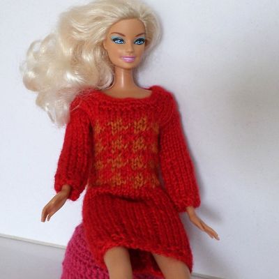 TRICOT D AUTOMNE. Une ravissante robe tricotée main pour poupée 12' . Création , modèle unique.