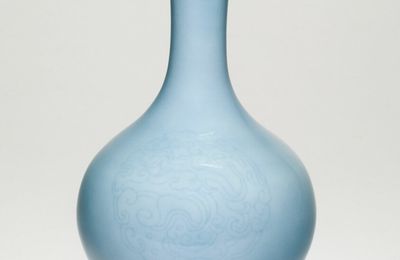 Bulbous-Shaped Vase and Dragon Design, Qianlong mark and period (1736-1795)