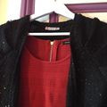 La robe rouge MONOPRIX et le gilet noir KOOKAI 