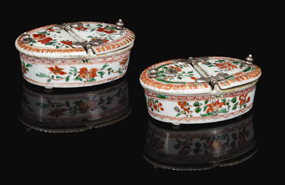 Paire de boîtes à épices. Porcelaine de Chine « Famille verte ». Chine, époque Kangxi (1662-1722)