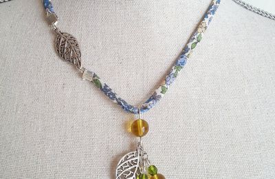 Collier en cordon Liberty, orné de perles vertes, jaunes et blanches et de feuilles en métal argenté
