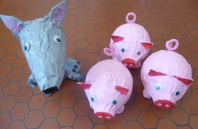 Les trois petits cochons et le loup en papier mâché