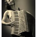 les vintages du samedi : En avant la musique "La musique est la langue des émotion" c'est pas con, car con reste un con.