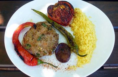 Thon mariné à la plancha, piments doux et semoule de maïs 