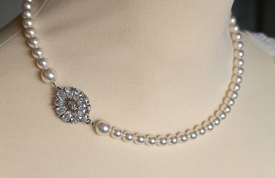 Généva, un collier mariage perlé asymétrique !