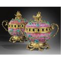 Paire de vases pots-pourris en porcelaine de Samson "Famille rose" à monture de bronze doré de style Louis XV, fin du XIXe s.