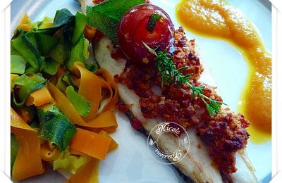Filets de bar au crumble de chorizo, coulis de poivrons jaune et tagliatelles de légumes