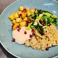 Buddha Bowl végétarien : Quinoa, Céleri confit au curry, Embeurrée de chou au sésame, Houmous de haricots blancs et grenade