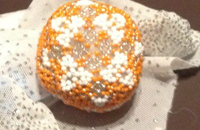 boule de noël orange en tissage danois