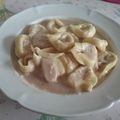 Tortellini farcis à la tomate et mozzarella à la sauce aux poivres