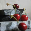 Gâteau aux cerises et fleurs de sureau.