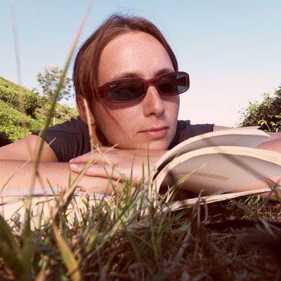 Martine fait de la randonne dans les plantations de the!