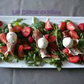 Salade de roquette, fraises, chèvre et jambon de Parme, vinaigrette au miel