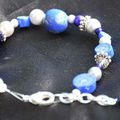 bracelet perles et fimo bleu gris et blanc 10 euros