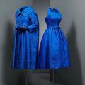 Cristóbal Balenciaga, Ensemble robe de cocktail et manteau en cloqué de soie bleu indigo, 1958