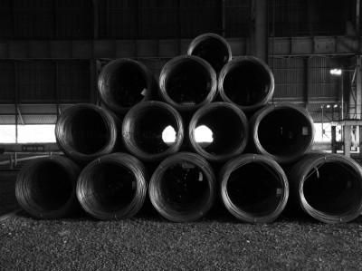 Des ouvriers qui fabriquent de l'acier