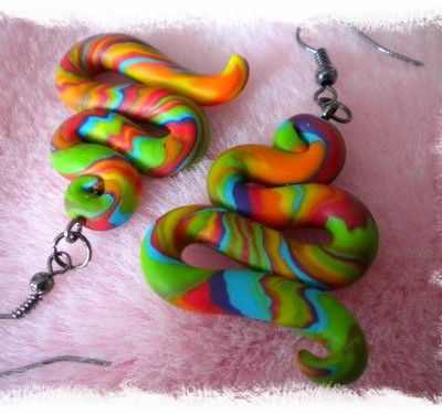 * Boucles d'oreille multicolores *