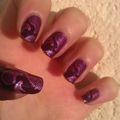 Nail Art oriental miroir sur vernis prune