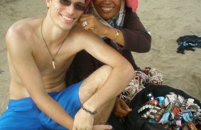 Avec une vendeuse indonesienne sur la plage