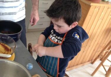 Robin en cuisine ! Il aide son papa à faire des muffins au chocolat !