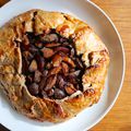 Tarte rustique aux quetsches, au coco et à la cannelle