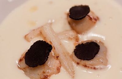 Espuma de pommes de terre au lait fumé, Saint-Jacques truffées et scorsonères