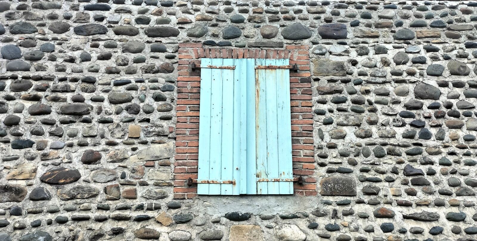 Viellenave-de-Navarrenx, fenêtre mur pierres (64)