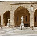 Palais des grands maîtres, acardes avec statues des empereurs romains provenant de Kos