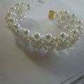 Un bracelet de perles blanches