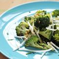 Salade de brocoli, germes de soja et sauce soja