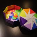 Une boîte octogonale aux couleurs de l'arc-en-ciel