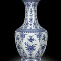 A fine blue and white hexagonal vase, Seal mark and period of Qianlong (1736-1795)