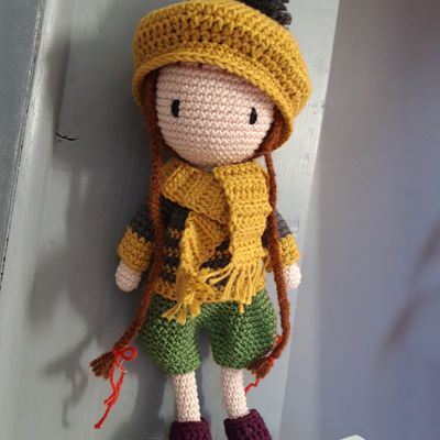 poupée au crochet et sa petite garde-robe