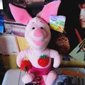 Peluche Porcinet aime la fraise'