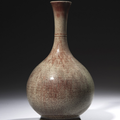 Grand vase de forme bouteille en porcelaine émaillée rouge et vert de cuivre, époque Yongzheng (1723-1735)
