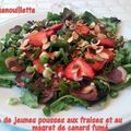 Salade de jeunes pousses aux fraises et au magret de canard fumé