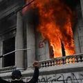 Guatemala : Le parlement (assemblée nationale) mis à feu.