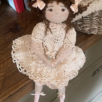 Nina dans sa jolie robe au crochet..(22cm)