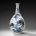 Vase en porcelaine bleu blanc et rouge de cuivre. Chine, dynastie Qing, XVIIIE siècle